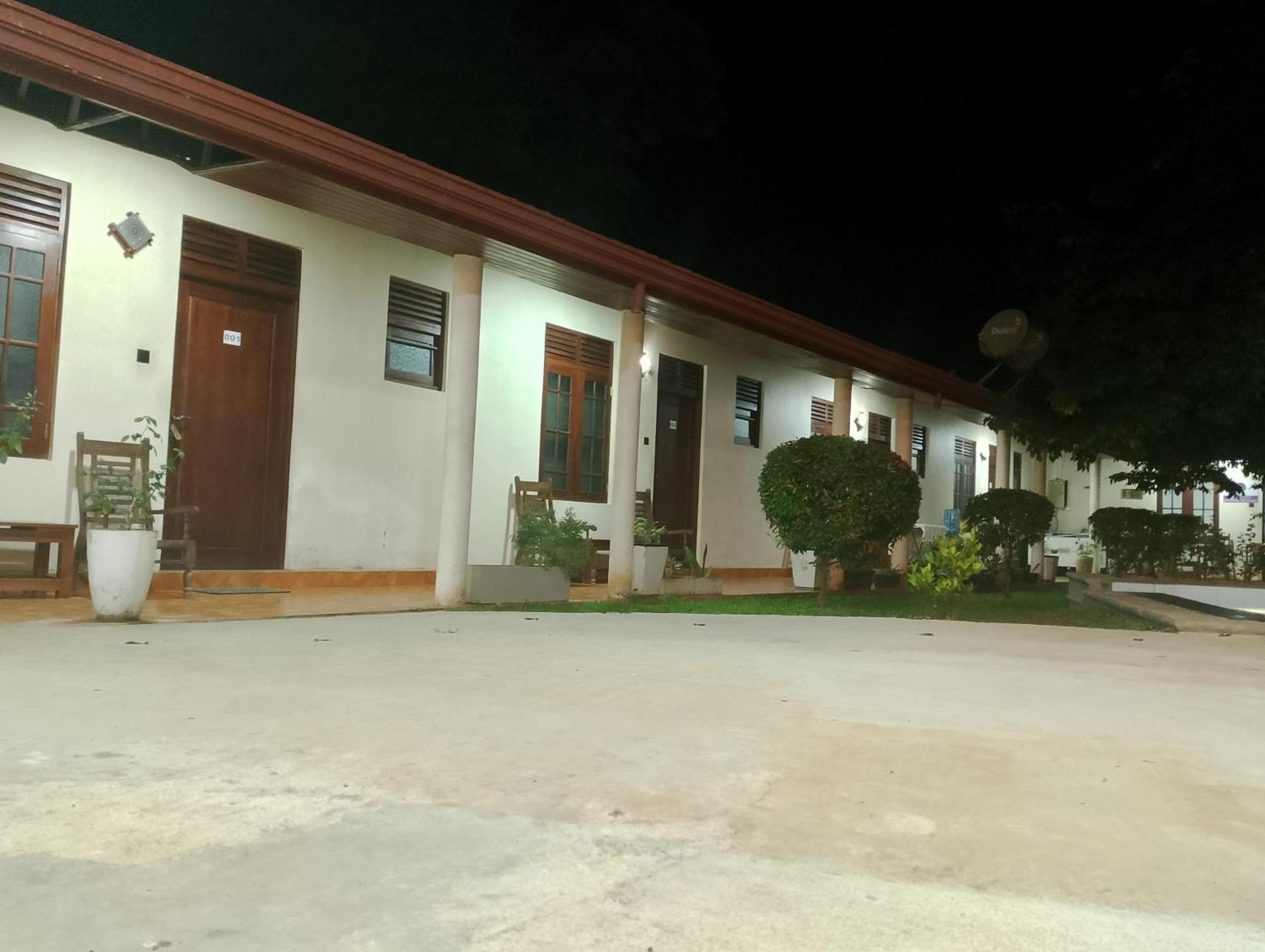 Malindu Yala Gate Hotel Tissamaharama Bagian luar foto